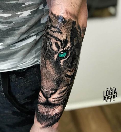 Tatuaje realista en blanco y negro con detalle de color eye of the tiger hecho en Logia Tattoo Barcelona  por el tatuador Eduar Cardona. Tiger Forearm Tattoo, Tiger Eyes Tattoo, Tiger Face Tattoo, Tiger Tattoo Sleeve, Lion Tattoo Sleeves, Lion Head Tattoos, Panther Tattoo, Tiger Tattoo Design, Forarm Tattoos