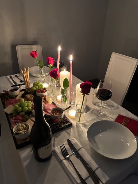 Romantic Dinner Table Setting, Romantic Dinner Tables, Romantic Dinner Decoration, Aesthetic Valentines, Valentines Gift For Boyfriend, Romantic Date Night Ideas, Romantic Dinner For Two, Cute Date Ideas, Valentine Dinner