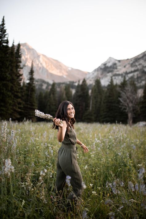 Cool Mountain Pictures, Senior Pics In Colorado, Summer Mountain Photoshoot, Photoshoot On Mountain, Poses In The Mountains, Mountain Graduation Pictures, Mountain Top Photoshoot, Senior Portraits Mountains, Graduation Pictures Mountains