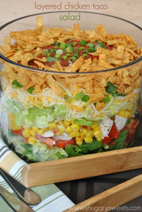 Layered Chicken Taco Salad: a delicious layered salad that's perfect for dinner! Bring to your next potluck or picnic too! Salad Coleslaw, Salad Macaroni, Chicken Taco Salad, Cuban Dishes, Layer Chicken, Layered Salad, Corn Dog, Chicken Taco, Salad Pasta