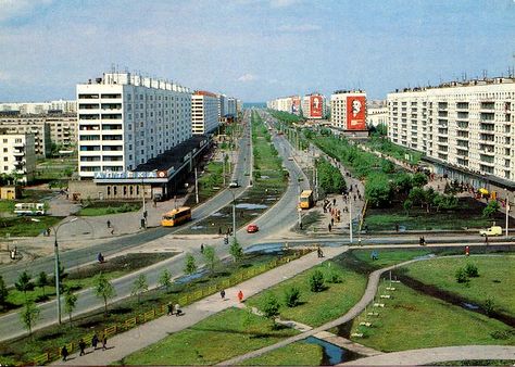 Union Of Soviet Socialist Republics, Republic City, Back In The Ussr, Monumental Architecture, Urban Design Concept, Brutalism Architecture, Russian Architecture, Propaganda Art, Socialist Realism