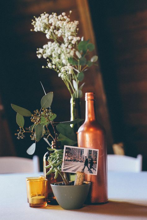 Gold Wine Bottles, Rose Gold Centerpieces, Beer Bottle Centerpieces, Rose Gold Centerpiece, Wedding Rose Gold, Wine Bottle Centerpieces, Bottle Centerpieces, Gold Wine, Gold Centerpieces