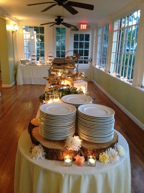 Stumps Ideas, Rustic Plate Setting, Katering Pernikahan, Ideas Para Catering, Ideas Candles, Reception Buffet, Buffet Plates, Food Tables, Buffet Set Up