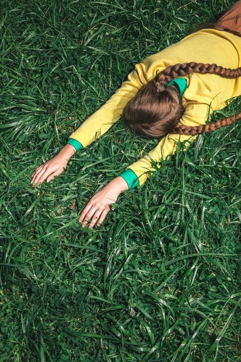 Girl scout Pippi Longstocking, 사진 촬영 포즈, Foto Art, Trik Fotografi, How To Pose, 인물 사진, Mellow Yellow, The Grass, Anthropology