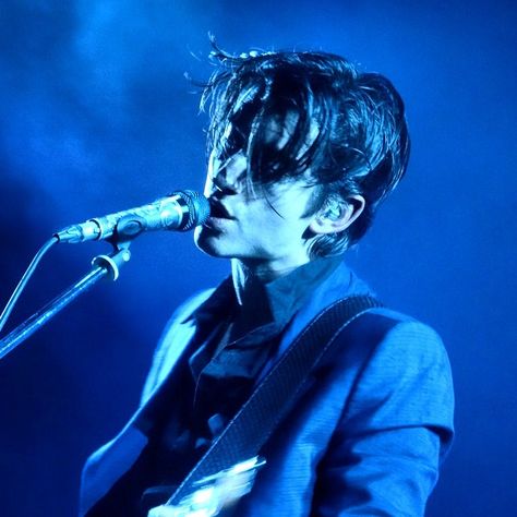 Pinterest: emilylucyrose Alex Turner, Arctic Monkeys, Monkeys, A Man, Singing, Guitar, Instagram Post, On Instagram, Instagram