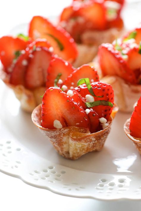 Strawberry Wonton Cups - These elegant wonton cups come together so quickly and easily, and you can even make them ahead of time. Plats Ramadan, Patisserie Fine, Wonton Cups, Won Ton, Fest Temaer, White Plate, Finger Food Appetizers, Strawberry Recipes, Mini Desserts