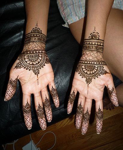 #mehndi #henna Technicolor Fabrics, Henna Flower Designs, Rajasthani Mehndi Designs, Motif Arabesque, Tato Henna, Eid Henna, Tattoo Henna, Mehndi Images, Flower Henna