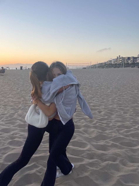 #beach #sunset #sunsetbeach #friends #california #aesthetic #bsf #bestfriends #californialife California Friends Aesthetic, California Girls Aesthetic, California Girl Aesthetic, Summer Roberts, Cali Trip, California Aesthetic, California Trip, Cali Life, California Girl