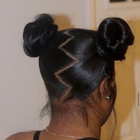 #space buns SPACE BUNS WITH A ZIG ZAG PART super cute hairstyles Pelo Afro, Hair Guide, Natural Hair Styles Easy, Hair Ponytail Styles, Hair Laid, Penteado Cabelo Curto, Ponytail Styles, Baddie Hairstyles, Hair Weave