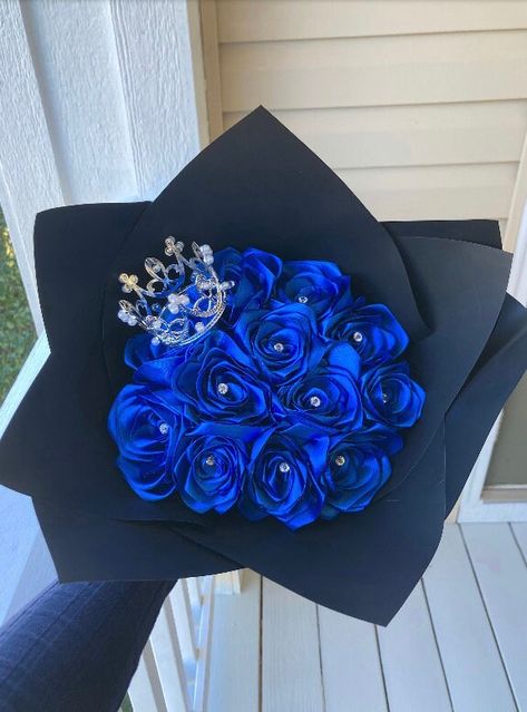 Red rose ramo perfect for any occasion made handmade from ribbon! Royal Blue Flowers Bouquet, Ramos For Him, Happy Birthday Flower Bouquet, Royal Blue Bouquet, Ramo Ideas, Kou Diabolik Lovers, Ribbon Rose Bouquets, Roses Bouquet Gift, Ribbon Flowers Bouquet