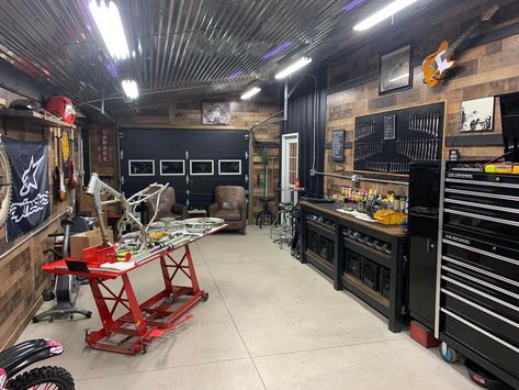 Home Garage Workshop Ideas, Garage Shop Interiors, Men’s Garage Ideas, Garage Auto Shop Ideas, Tv Stand Divider, Auto Shop Ideas, Besta Ikea Tv, Ikea Besta Tv Stand, Rustic Garage Ideas