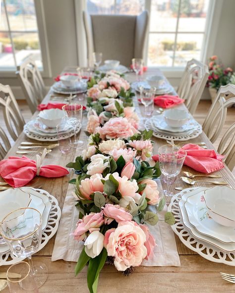 tablescape centerpiece Easter Tablescape Ideas, Festive Table Setting, Bunny Napkins, Easter Tablescapes, Spring Tablescapes, Vintage Tea Party, Festive Tables, Floral Garland, Event Themes