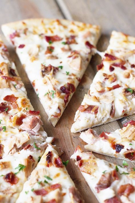 Bacon Ranch Pizza, Ranch Pizza, Chicken Alfredo Pizza, Chicken Bacon Ranch Pizza, Alfredo Pizza, Pizza Recipes Homemade, Chicken Bacon Ranch, Easy Pizza, Bacon Ranch