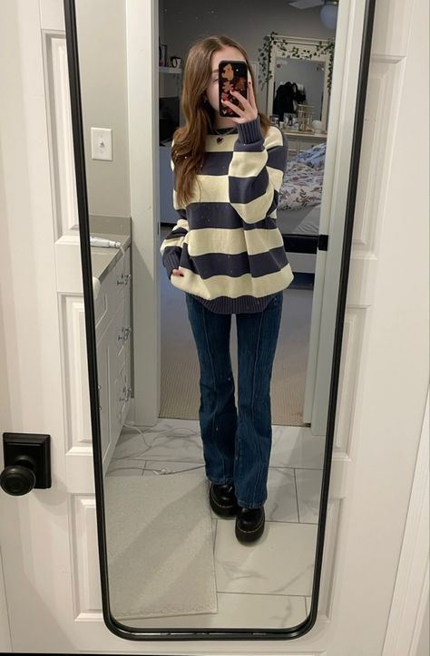 Styling Brianna Sweater, How To Style Platform Dr Martens, Brianna Striped Sweater, Outfit Ideas Gilmore, Agatha Jeans Outfit, Fall Clothes School, H&m Striped Sweater, How To Style Brianna Sweater, Outfit With Striped Sweater