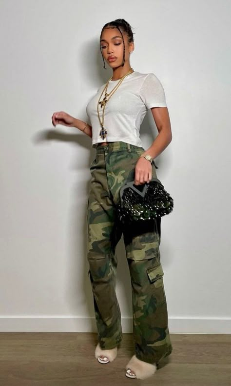 Lori Harvey Casual Outfits, Harvey Outfits, Local European, Chic Clothing Style, Unusual Clothes, Fur Sandals, Lori Harvey, 30s Fashion, Cargo Pants Outfit