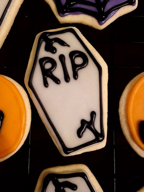 RIP coffin sugar cookies! #halloween Coffin Cookies Royal Icing, Coffin Sugar Cookies, Rip Cookies, Sugar Cookies Halloween, Coffin Cookies, Desserts Halloween, Galletas Halloween, Cookie Cottage, Deco Halloween