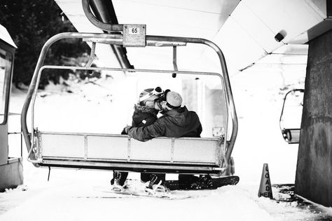 This ski proposal on the slopes is so adorable. He included all of their friends, and her parents were waiting to surprise her at the lodge! Whiteface Mountain Ski, Mountain Proposal, Funny Engagement Photos, Winter Proposal, Skiing Humor, Surprise Engagement Party, Lake Placid Ny, Whiteface Mountain, Best Wedding Proposals