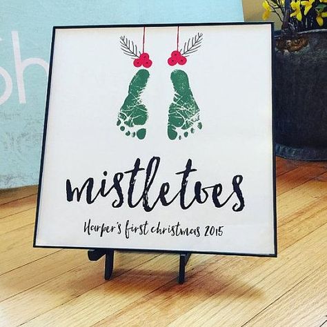 Mistletoes Footprint Craft, Simple Art Projects, Baby Footprint Art, Holiday Art Projects, Handprint Christmas, Christmas Art Projects, Baby Art Projects, Footprint Crafts, Christmas Gifts To Make