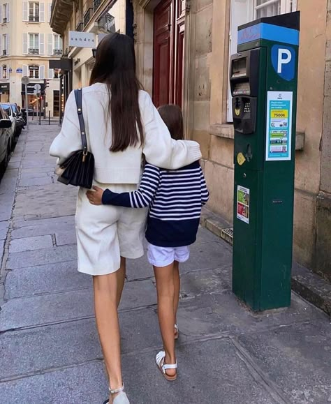 Aesthetic On A Budget, Rich Mom Aesthetic, Leia Sfez, Rich Mom, Mom Aesthetic, Aesthetic 2024, Parisian Vibes, City Outfits, Summer Mood