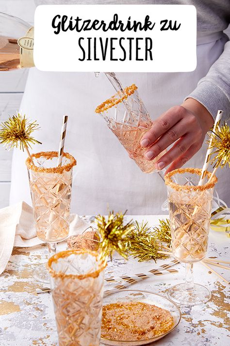 Glitzer Cocktail für Silverster  Essbarer Glitzer Wodka Sekt Cocktail Drink Silvester Gold Party Drinks Frohes neues Jahr Silvesterparty  #Silvester #REWE #Drinks Gold Party Drinks, Silvester Food, Sylvester Party, Ginger Iced Tea, Coconut Vodka, Sparkling Wine Cocktails, New Years Cocktails, Fruit Recipes Healthy, Drink Party