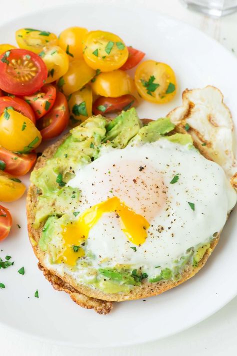 Fry an egg inside a bagel, then top with smashed avocado. Perfect for a filling breakfast, healthy lunch, or quick dinner. @wellplated Bagel Egg In A Hole, Healthy Breakfast Meal Prep, Egg In A Hole, Breakfast Sandwich Recipes, Smashed Avocado, Breakfast Healthy, Filling Breakfast, Quick Healthy Breakfast, Snacks Saludables