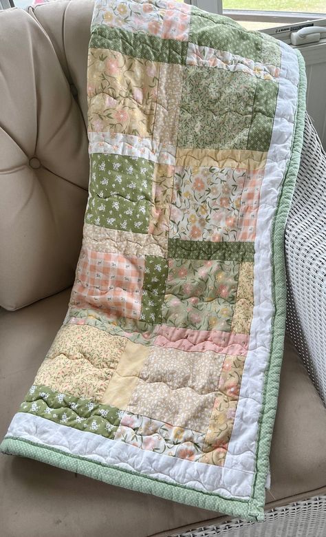 Crochet Patchwork Blanket Aesthetic, Square Quilts For Beginners, Quilted Bedding Aesthetic, Patchwork Fabric Ideas, Patchwork Quilt Aesthetic, Quilted Blanket Aesthetic, Green Floral Quilt, Hand Sewn Quilt Patterns, Baby Quilt Color Schemes