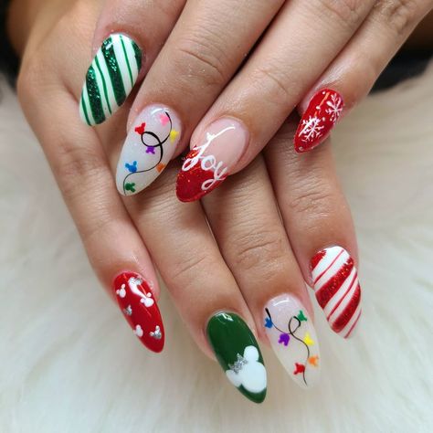 Disney Christmas Nails, Minnie Mouse Nails, Mickey Nails, Holiday Nails Christmas, Festive Nail Art, Fun Nail Colors, Nails Short, Christmas Gel Nails, Christmas Nails Acrylic