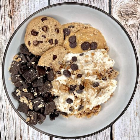 Chocolate Chip Cookie Yogurt Bowl - Diana's Delish Dishes Chocolate Yoghurt Bowl, Low Calorie Cereal, Chocolate Chip Cookie Bowls, Protein Bowl, Keto Cereal, 2 Cookies, Cookie Bowls, Yoghurt Bowl, Chocolate Yogurt