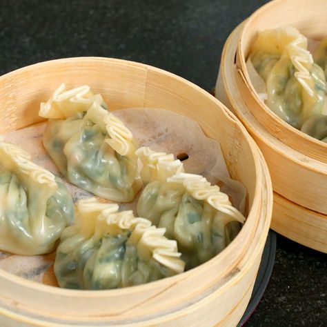 Chive Dumpling Recipe, Mandu Recipe, Shrimp Asian, Chive Dumplings, Korean Dumplings, Crab Rangoon, Korean Dishes, Dumpling Recipe, Homemade Soup