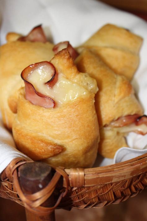 Cheese Crescent Roll Recipes, Crescent Roll Bake, Breakfast Ham, Cheese Roll Ups, Ham And Cheese Roll Ups, Cheesy Breakfast, Healthy Breakfast Sandwich, Ham And Swiss, Breakfast Pastry