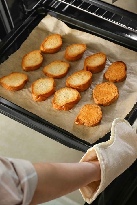 How To Toast French Bread In The Oven, French Bread Toasted In Oven, Toasted Garlic Bread In Oven, Homemade Toast Bread, Toasting Baguette In Oven, How To Make Melba Toast, Toasted Bread In Oven, How To Make Toast In The Oven, Oven Toasted Bread