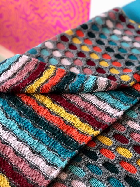 Say Hello To Stephen West’s Colorful ‘Painting Honeycombs Blanket’ … Yes, You *Can* Knit This, Really! | KnitHacker Honeycomb Blanket, Small Baby Blankets, Baby Shawl, Baby Blanket Size, Large Blanket, Creative Knitting, Modern Knitting, Knitted Afghans, Knit Pillow