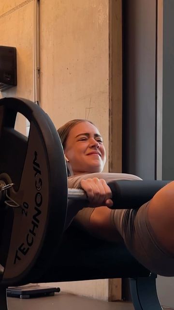 Sophie van Oostenbrugge on Instagram: "the glute pump was unreal.. start with hip thrusts: 4 sets of 15, 12, 10, 8 reps. increase weight as reps decrease. after that it’s bulgarian split squat: 3 sets of 8-10 reps exercise 3. smith machine sumo squat 3 x 12 exercise 4. glute kickback 2 x 15 per side exercise 5. RDL 3 x 10 - 12 hope you’ll love this workout just as much as I do if you try it😌💅" Ejercicio Aesthetic, Glute Kickback, Hip Thrust Machine, Glute Pump, Glute Kickbacks, Hip Thrusts, Bulgarian Split Squats, Smith Machine, Sumo Squats