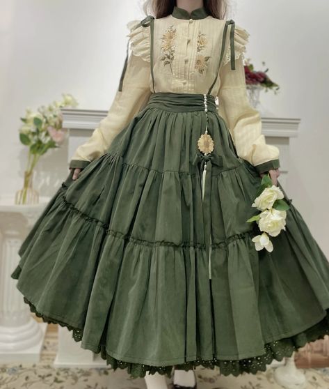 Fancy Dresses Modest, Light Cottagecore Aesthetic Outfits, Victorian Outfit Aesthetic, Old Timey Outfits, Old Timey Dresses, Cottegcore Outfit, Old Fashioned Outfits, Old Fashion Shoes, Old Style Clothes