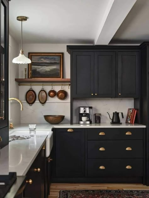 Vivir Design, Moody Kitchen, English Kitchen, English Kitchens, Black Kitchen Cabinets, Dark Kitchen, Kitchen Farmhouse, Black Cabinets, Updated Kitchen