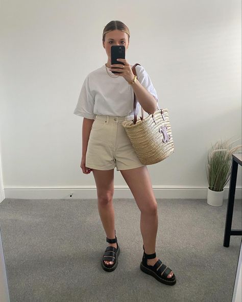 Ecru Shorts Outfit, Martens Sandals Outfit, Celine Basket Bag, Dr Martens Sandals Outfit, Dr Marten Sandals Outfit, White Denim Shorts Outfit, Martens Sandals, Ecru Denim, Dr Martens Sandals