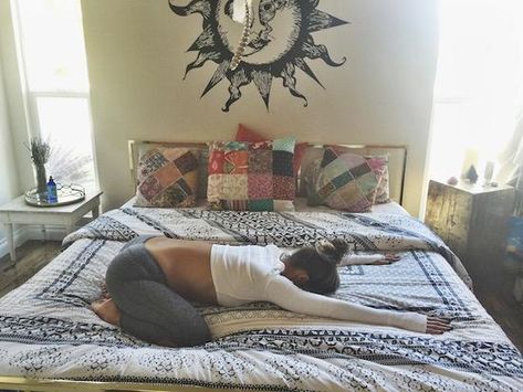 8 Energizing Yoga Asanas You Can Do In Bed | Philosophie Supta Matsyendrasana, Yoga Bed, Yoga Baby, Body Draw, Bed Yoga, Energizing Yoga, Yoga Ashtanga, Ancient Places, Pilates Routine