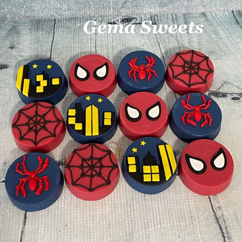 Marvel Chocolate Covered Oreos, Spiderman Chocolate Covered Oreos, Spider Man Oreos, Spider Man Chocolate Covered Oreos, Spiderman Pretzel Rods, Spiderman Cake Pops Ideas, Spiderman Oreos, Spiderman Cakesicles, Spiderman Treats Ideas