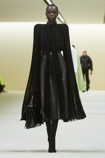 Balenciaga Fashion Show, Balenciaga Runway, Balenciaga Style, Stile Preppy, Fall 2023 Ready To Wear, Balenciaga Fashion, 2023 Ready To Wear, Vogue Australia, Heritage Fashion