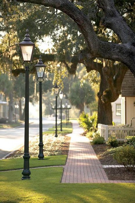 Brick Sidewalk, Case In Pietra, Just A Small Town Girl, Small Town Girl, Street Lamp, London Street, Alam Yang Indah, Street Light, Pretty Places