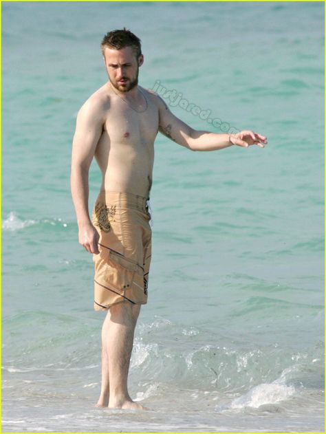 10 ryan gosling shirtless Ryan Gosling Shirtless, Men In Shower, Gangster Squad, Cut Up Shirts, Tshirt Makeover, Blue Valentine, Scene Outfits, Upcycle Sweater, Michelle Williams