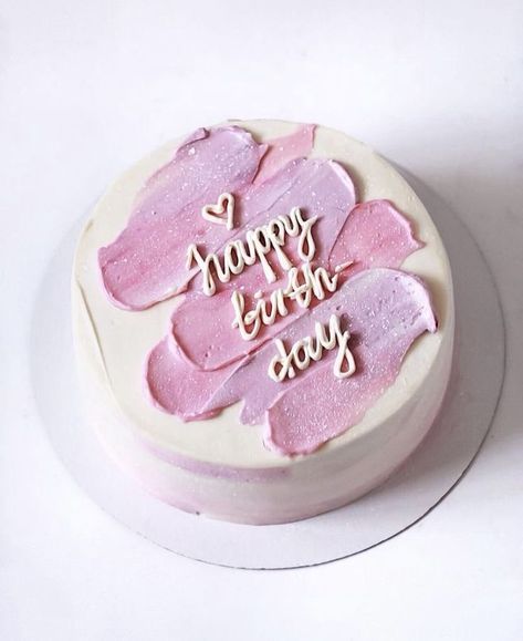 lunchbox mini cakes Hbd Mom Cake, Mini Cake Designs Birthday, Pretty Cakes Aesthetic, Happy Birthday Bento Cake, Birthday Cakes Aesthetic, Pink Theme Cake, 19 Birthday Cake, Tortas Aesthetic, Minimalist Birthday Cake