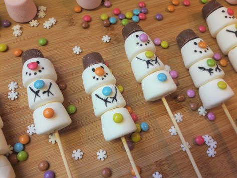 Valentines Marshmallow Pops, Marshmallow Pops Recipe, Jul Kaka, Snowman Treats, Easter Marshmallow, Christmas Fair Ideas, Marshmallow Snowman, Chocolate Covered Marshmallows, Marshmallow Treats