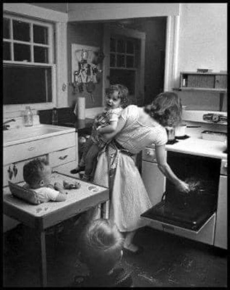 Here's To The Moms That Do It All. (1955) New Rochelle New York, Elliott Erwitt, Vintage Housewife, New Rochelle, Today Pictures, Documentary Photographers, Foto Vintage, Magnum Photos, Vintage Life