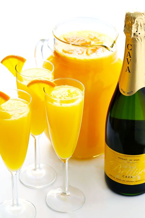 Learn how to make mimosas with this classic mimosa recipe! Plus, tips on how to make a pitcher for a crowd, how to customize your cocktails with various add-ins, and how to make a non-alcoholic version of the drink. It's the perfect brunch cocktail! | Gimme Some Oven #brunch #cocktail #mimosa #recipe #drink #easter How To Make Mimosas, Best Mimosa Recipe, Classic Mimosa, Pitcher Drinks, Easy Alcoholic Drinks, 2 Ingredient Recipes, Mimosa Recipe, Champagne Brunch, Brunch Drinks