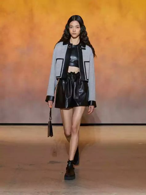 Women's spring-summer 2022 fashion show | Hermès USA Hermes Dress, Hermes Clothes, Scarf Print Dress, Leather Bustier, Sporty Dress, Moda Paris, Spring Summer 2022, Runway Collection, Summer 2022