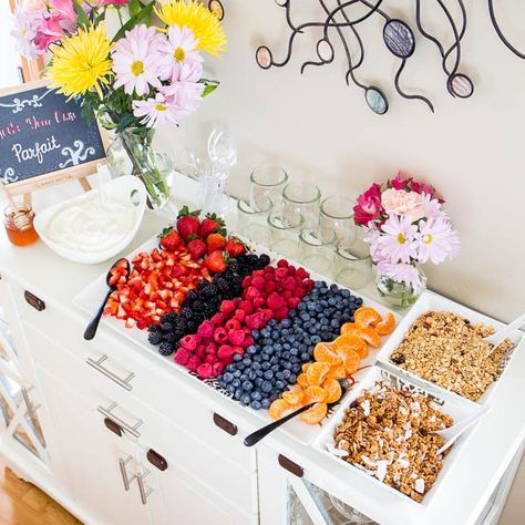 3 Tips for Perfect Brunch Yogurt Parfait Bar!!! Effortless, yet chic this colorful make-your-own-parfait bar is easy to put together and is sure to impress. #brunch #yogurtparfaitbar #brunchmenu #bridalshower #springbabyshower Yogurt Parfait Bar, Parfait Bar, Kids Yogurt, Graduation Brunch, Brunch Bar, Brunch Decor, Yogurt Bar, Fest Mad, Breakfast Party