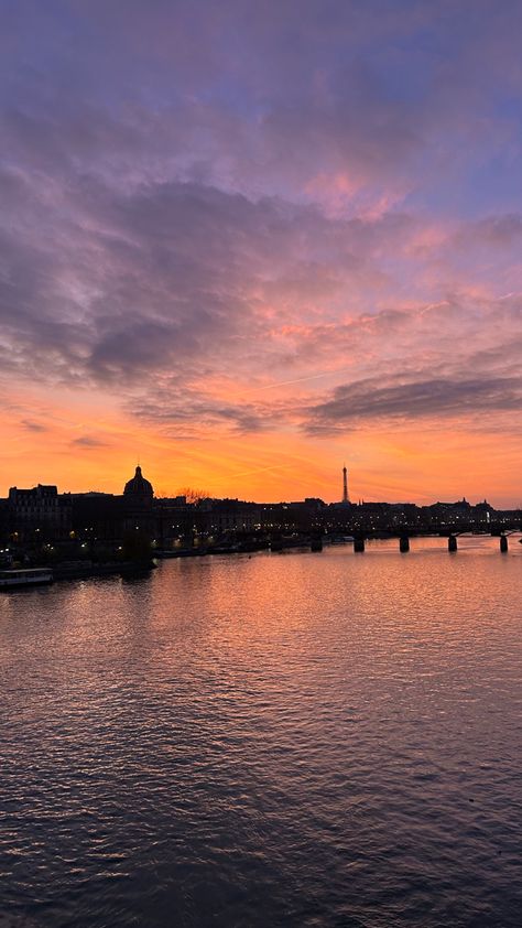 #paris #sunset #photography Sunset Sky Photography, Ethereal Paintings, Sunset Paris, Paris Sunset, Cityscape Photography, Sunset Boulevard, Feed Insta, Pretty Landscapes, Aesthetic Vibes