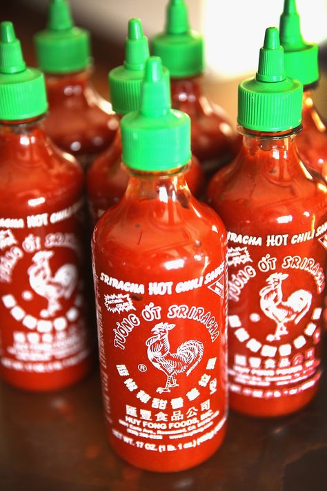 Homemade Sriracha Sauce Recipe, Homemade Sriracha Sauce, Sriracha Mayo Recipe, Sriracha Sauce Recipe, Country Gravy Recipe, Salsa Borracha, Spicy Sauce Recipe, Homemade Sriracha, Sriracha Recipes