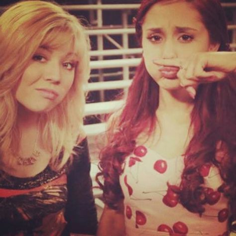 Sam and cat! New showw ahhhh!! I want to aee it! jennette mcCurdy and Ariana Grnde Mac Miller Ariana, Mac Miller And Ariana Grande, Ariana Grande Cat, Icarly And Victorious, Paznokcie Hello Kitty, Ariana Grande Facts, 2013 Swag Era, Sam & Cat, Sam And Cat